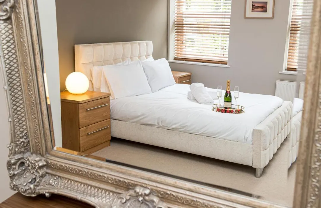 Cosy Urban Oasis - Quirky 2-Bed Town Centre Apartment-1