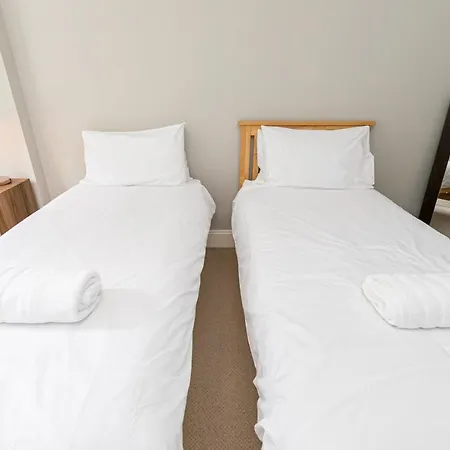 Cosy Urban Oasis - Quirky 2-Bed Town Centre Apartment-2